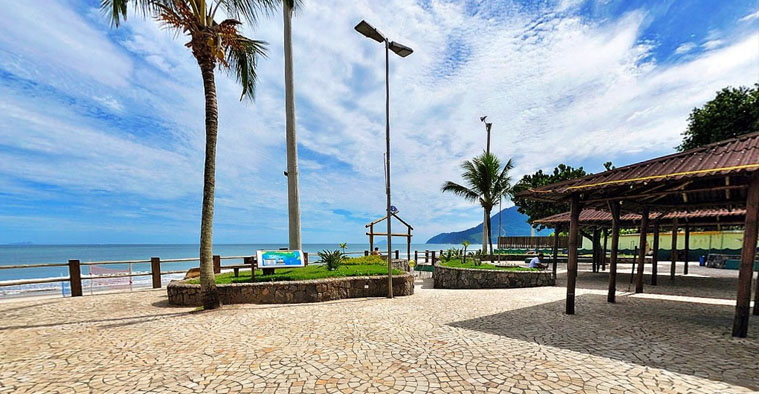 Belezas naturais e areias da famosa Praia de Maresias em São Sebastião