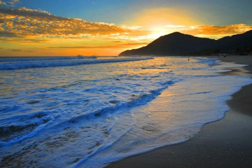 A bela areia branca e mar verde-azulado da Praia de Maresias